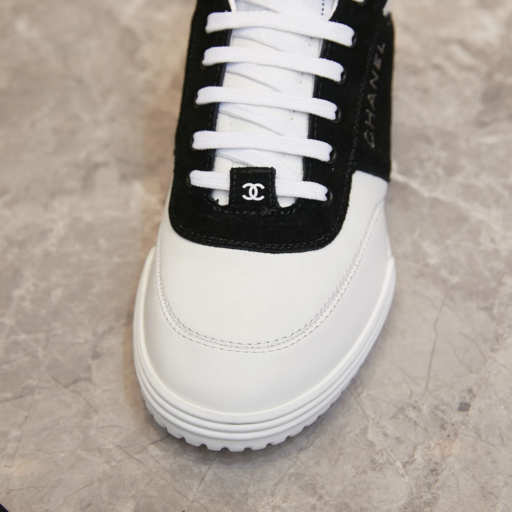 👟👟Ex-factory price 500👟👟 Chanel Chanel - 2023 counter top casual sports shoes This classic design; the upper is electro-embroidered with a variety of craftsmanship; the outsole is fashionable and sporty; it is extraordinary and incorporates a variety of color matching elements... The diversified mix and match is very beautiful and versatile, casual, fashionable, sports and outdoor can be taken into account... ꫛꫀꪝ Go➫ Material: ❶Upper is made of: Original imported cowhide ❷The inner lining is made of: original imported breathable mesh ❸Outsole is based on: original TPU combination outsole Special counter boutique packaging complete set for women 35–41